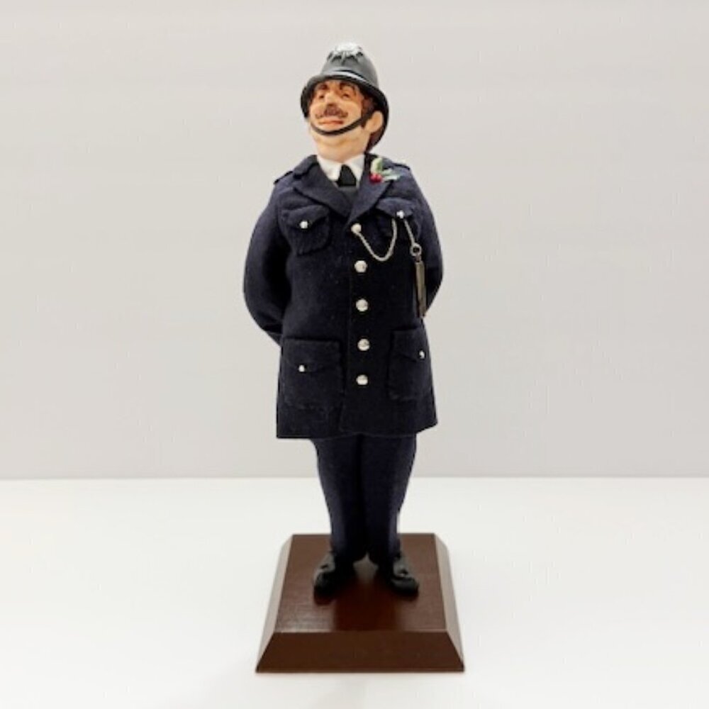 Simpich The English Bobby Carollers Character Dolls Vintage 1994